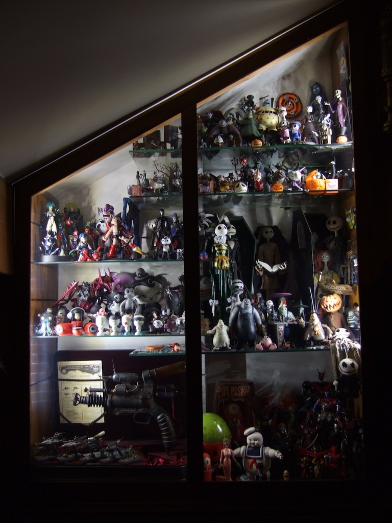 DokToyCabinetLitClosedLOREZ